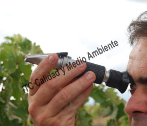Material de trabajo ITC Calidad y Medio Ambiente a través de fitofortificantes.net en cultivos: Instrumental científico de uso común en campo. Refractómetro de mano.